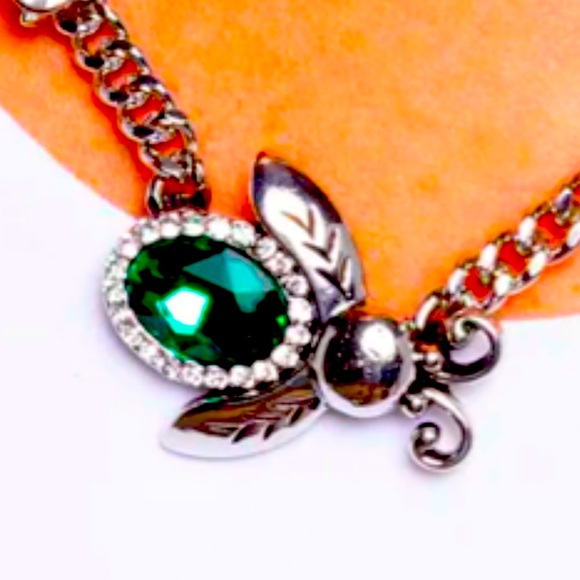 Paparazzi Jewelry - 🔥🪲🔥 “BEDAZZLED BEETLE” GREEN NECKLACE WITH FREE EARRINGS ~ PAPARAZZI❗️🔥🪲🔥